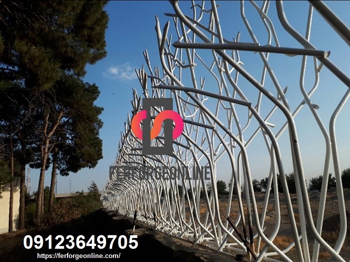 حفاظ آهنی روی دیوار دهکده المپیک